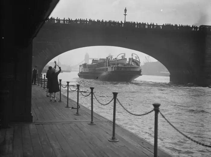 Framed Print : The Crested Eagle passing under London Bridge on the way to Margate. 28 May 1927 Framed Print : The Crested Eagle passing under London Bridge on the way to Margate. 28 May 1927