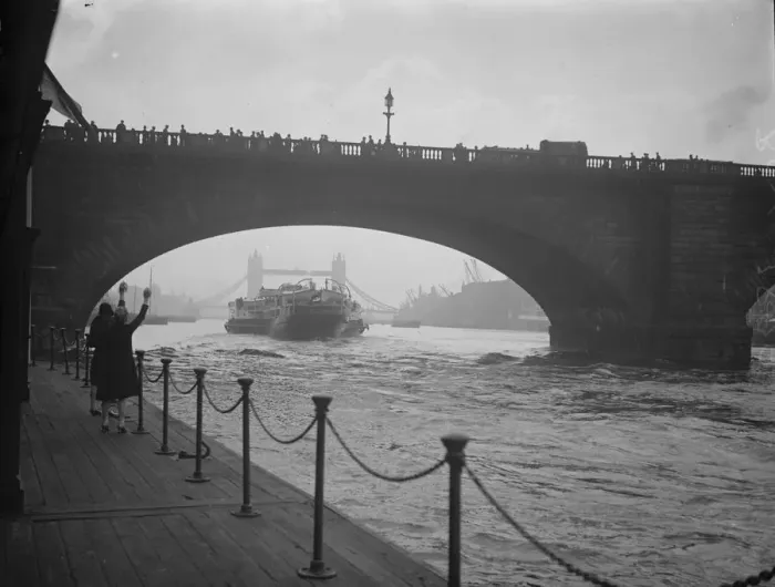 Framed Print : The crested eagle passing under London bridge on the way to Margate. 28 May 1927 Framed Print : The crested eagle passing under London bridge on the way to Margate. 28 May 1927