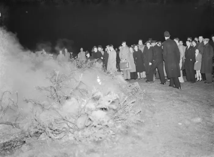 Framed Print : A crowd gathers at the site of a fire on Dartford Heath, Kent. 1939