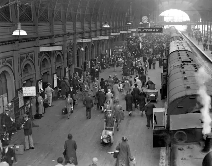 Framed Print : Crowded platforms at Paddington Station - 31 July 1931 ? TopFoto Framed Print : Crowded platforms at Paddington Station - 31 July 1931 ? TopFoto