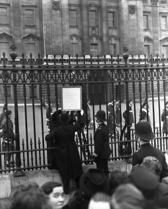 Framed Print : Crowds still flocked to Buckingham Palace this morning to read the latest bulletins
