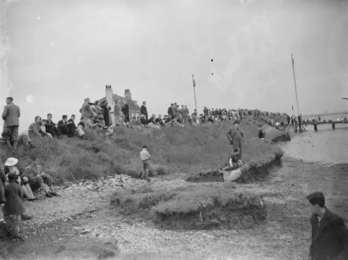 Framed Print : Crowds gather on the bank of the Thames estuary at Long Reach in Dartford, Kent Framed Print : Crowds gather on the bank of the Thames estuary at Long Reach in Dartford, Kent