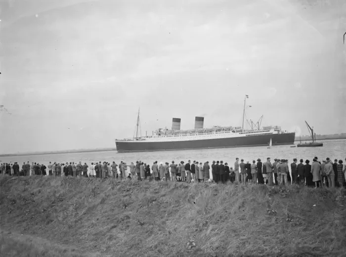 Framed Print : Crowds gather on the bank of the Thames estuary at Long Reach in Dartford, Kent Framed Print : Crowds gather on the bank of the Thames estuary at Long Reach in Dartford, Kent