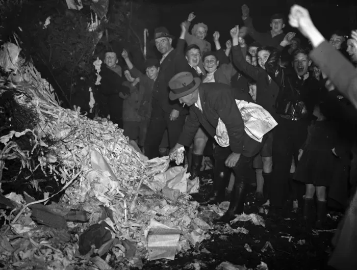 Framed Print : The crowds jubilation at the lighting of the bonfire in Chiselhurst, Kent Framed Print : The crowds jubilation at the lighting of the bonfire in Chiselhurst, Kent