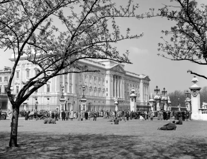 Framed Print : Crowds outside Buckingham Palace, London, England, UK 1960 s Framed Print : Crowds outside Buckingham Palace, London, England, UK 1960 s
