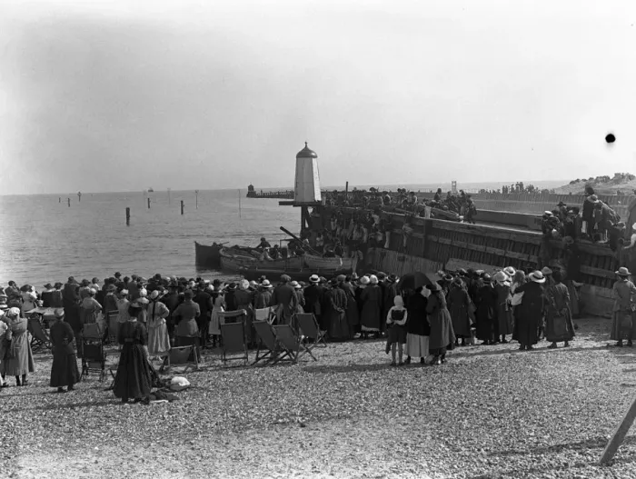 Framed Print : Crowds of spectators watching the filming of Nelson as the actors recreate Framed Print : Crowds of spectators watching the filming of Nelson as the actors recreate