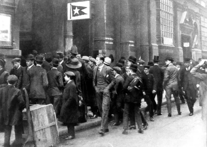 Framed Print : Crowds stand outside the White Star Line office in Leadenhall Street, waiting for Framed Print : Crowds stand outside the White Star Line office in Leadenhall Street, waiting for
