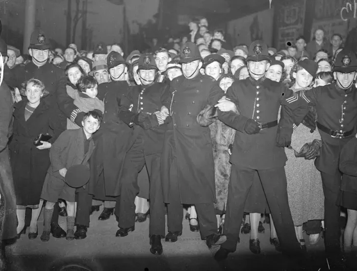 Framed Print : Crowds welcome Duchess of Gloucester as she attends first world premiere in East Framed Print : Crowds welcome Duchess of Gloucester as she attends first world premiere in East