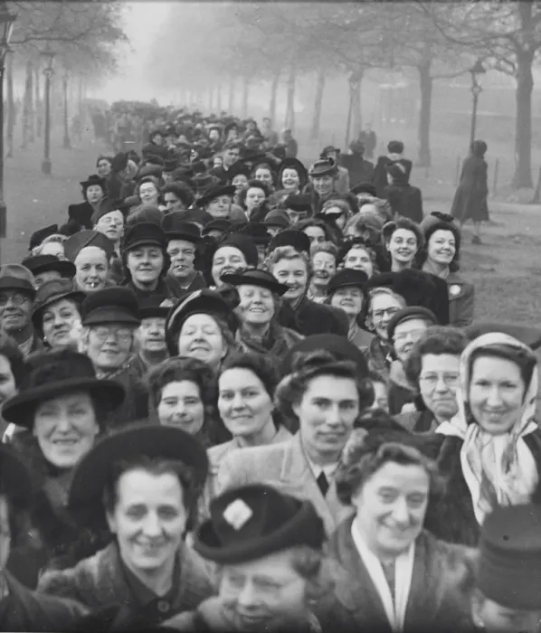 Framed Print : Crowds, most of them women stretched into a three sides of the square around St James s Framed Print : Crowds, most of them women stretched into a three sides of the square around St James s