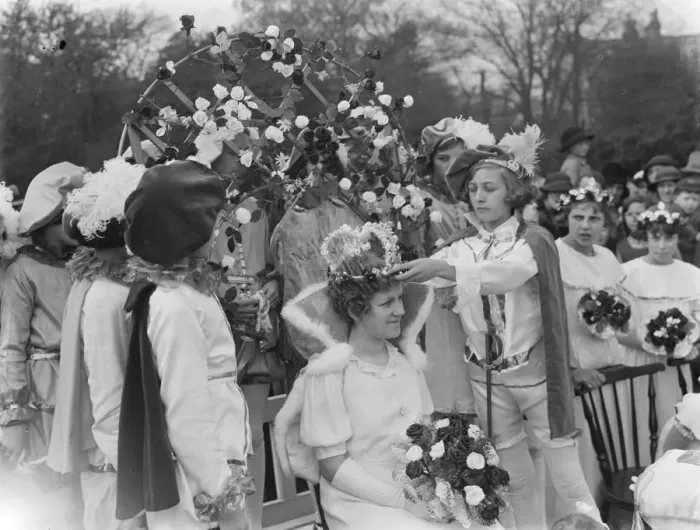 Framed Print : The crowning of Chislehursts May Queen. 1937