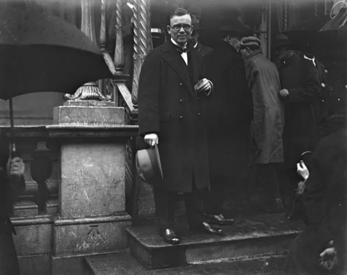 Framed Print : Dail Eireann Meet at Mansion House, Dublin Mr Frank P Walsh of the Irish Independent Framed Print : Dail Eireann Meet at Mansion House, Dublin Mr Frank P Walsh of the Irish Independent