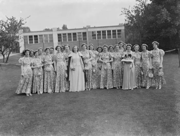 Framed Print : The Dartford Carnival Queen and her attendees. 1939 Framed Print : The Dartford Carnival Queen and her attendees. 1939
