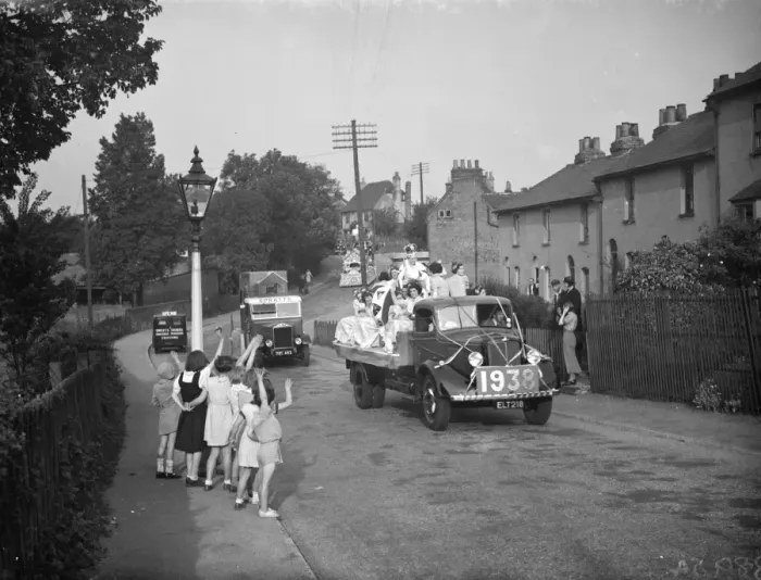 Framed Print : The Dartford Carnival Queen with her attendees parade on a lorry wave to the crowd