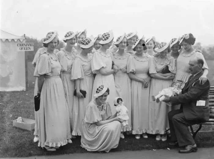 Framed Print : The Dartford Carnival Queens retinue. 1936