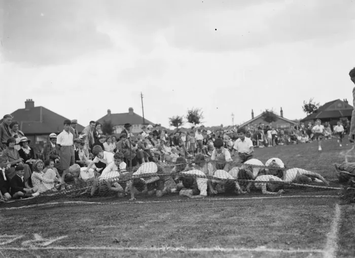 Framed Print : Days Lane School Sports day, Sidcup, Kent. The obstacle race under way Framed Print : Days Lane School Sports day, Sidcup, Kent. The obstacle race under way