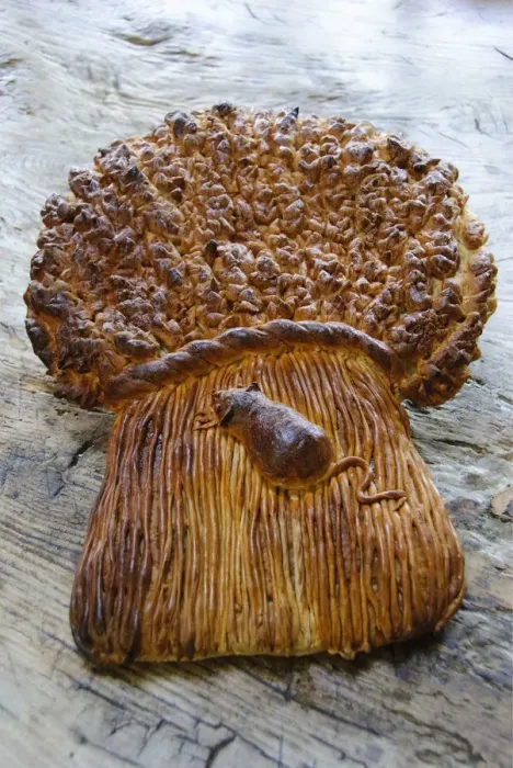Framed Print : Decorative loaf in shape of sheaf of wheat with mouse for harvest festival credit Framed Print : Decorative loaf in shape of sheaf of wheat with mouse for harvest festival credit