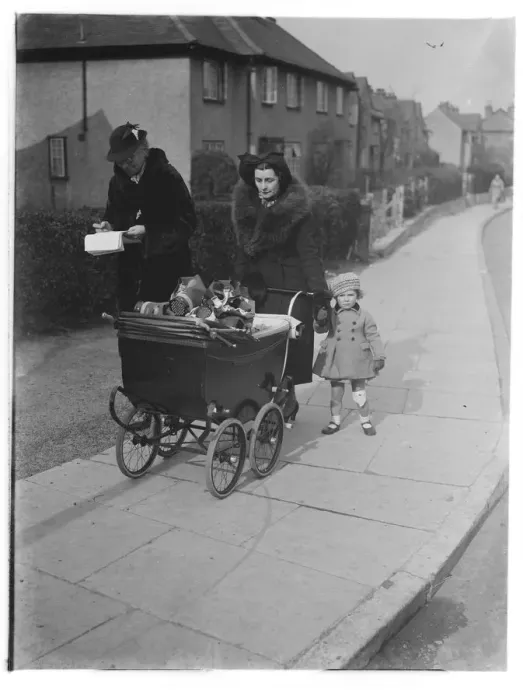 Framed Print : Delivering gas masks by pram to families in Sidcup, Kent. Mrs Topham and Mrs Boggett