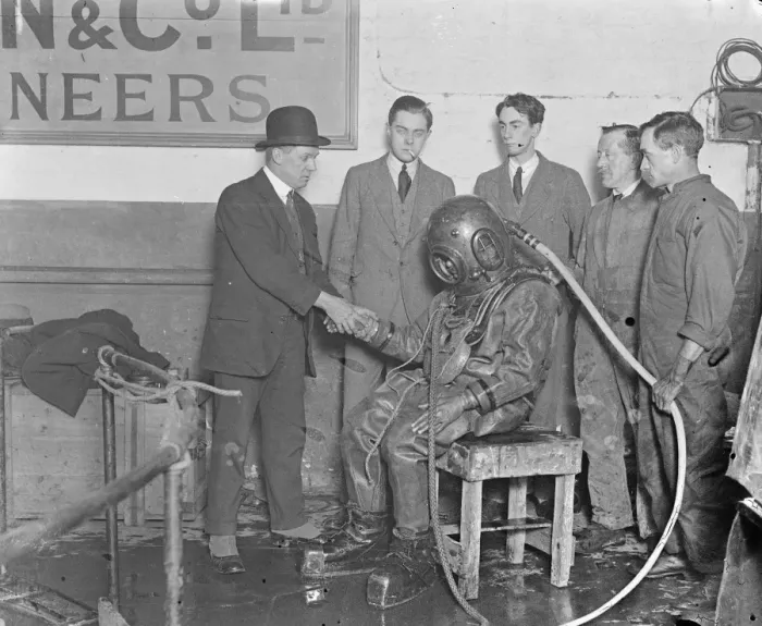 Framed Print : Demonstration of divers at work at Siebe. Gorman and Cos tanks at Westminster