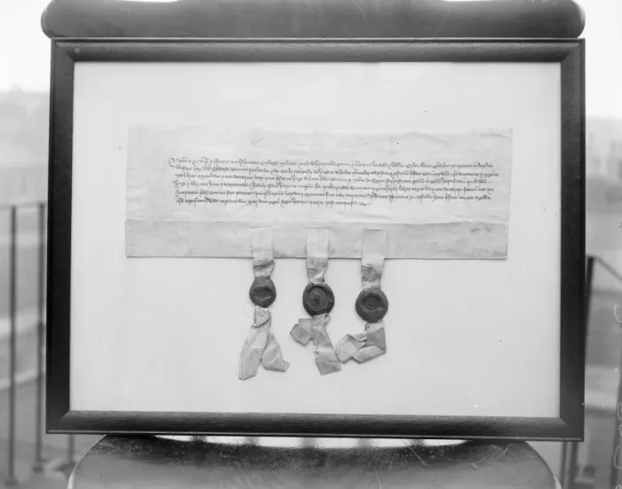 Framed Print : Dick Whittingtons deed given to Guildhall library by Sir Charles Wakefield. Whittington