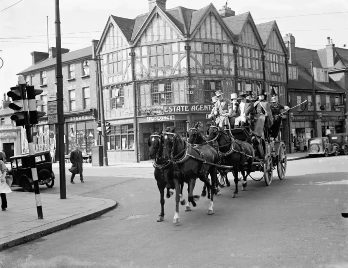 Framed Print : The Dickens centenary coach, leaving Eltham. 1936