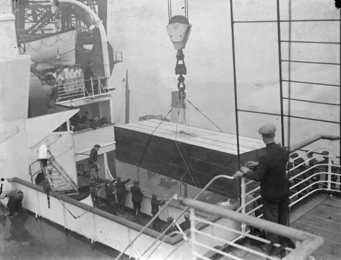 Framed Print : Donald Campbells Bluebird being loaded at Southampton. 22 January 1935