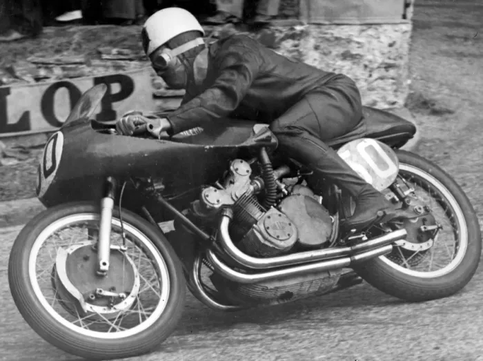 Framed Print : Douglas, Isle of man: Geoff Duke, riding an Italian Gilera (493) round the bend Framed Print : Douglas, Isle of man: Geoff Duke, riding an Italian Gilera (493) round the bend