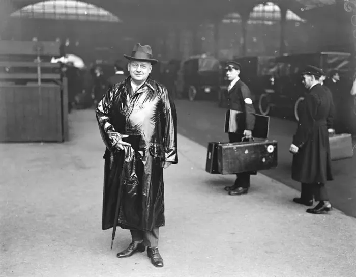 Framed Print : Dr Luther, the German Finance Minister, arriving at Victoria Station, London
