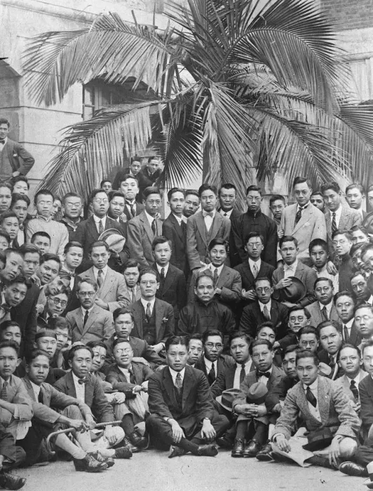 Framed Print : Dr Sun Yat Sen at Hong Kong University Dr Sun Yat Sen surrounded by the pupils of