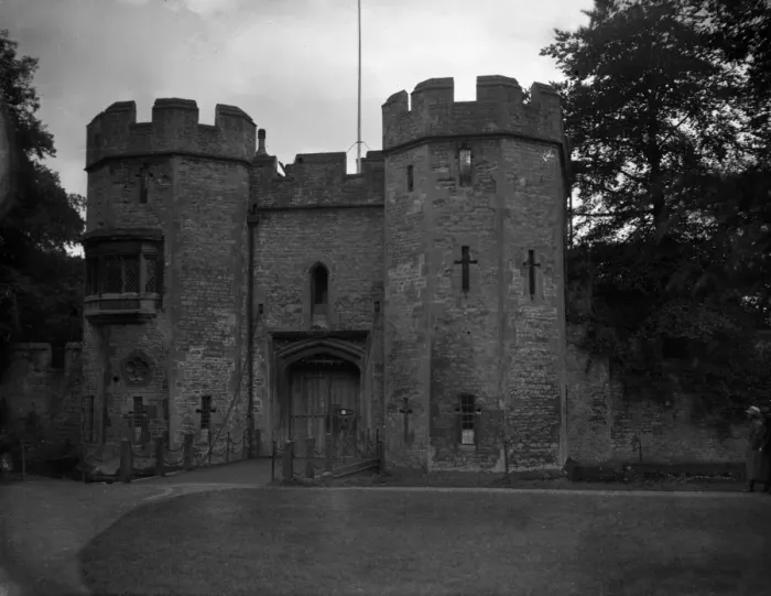 Framed Print : Drawbridge gateway to the Bishops Palace at Wells, Somerset Framed Print : Drawbridge gateway to the Bishops Palace at Wells, Somerset