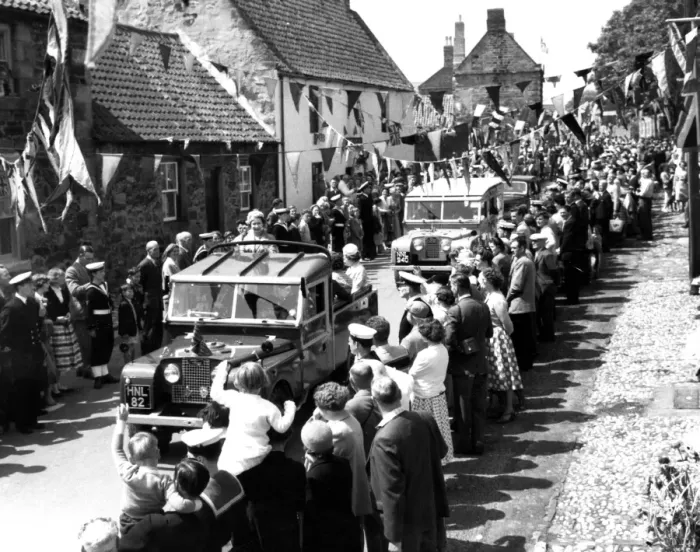 Framed Print : Driving through the streets in a landrover the Queen smiles at the crowds on either side Framed Print : Driving through the streets in a landrover the Queen smiles at the crowds on either side
