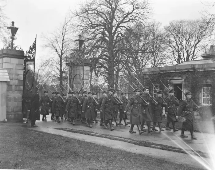 Framed Print : Dublins wonderful farewell to British troops. The first evacuation of British
