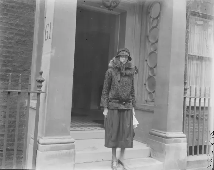 Framed Print : Duchess of Sutherland before placing tribute on Nelsons tomb 21 October 1922 Framed Print : Duchess of Sutherland before placing tribute on Nelsons tomb 21 October 1922