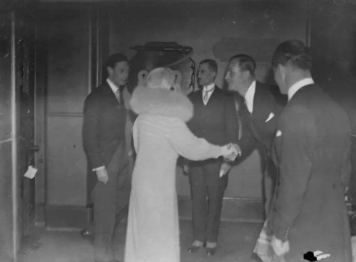 Framed Print : The Duke and Duchess of York arrive for a lecture by C W A Scott, the winner of