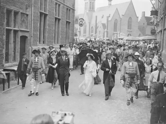Framed Print : Duke and Duchess of York fly to Brussels for British week. 1 July 1935 Framed Print : Duke and Duchess of York fly to Brussels for British week. 1 July 1935