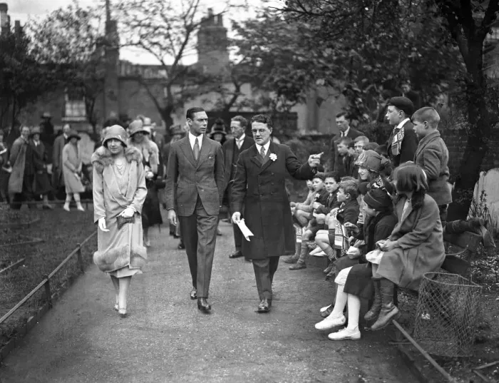 Framed Print : The Duke and Duchess of York with the warden ( Rev J W Graves ) on their visit to Framed Print : The Duke and Duchess of York with the warden ( Rev J W Graves ) on their visit to