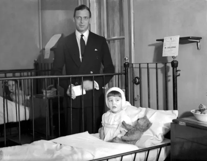 Framed Print : The Duke of Kent with Eileen Fulker in the Winchester ward at St. Georges Hospital Framed Print : The Duke of Kent with Eileen Fulker in the Winchester ward at St. Georges Hospital
