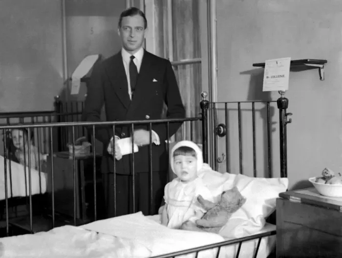 Framed Print : The Duke of Kent with Eileen Fulker in the Winchester ward at St. Georges Hospital Framed Print : The Duke of Kent with Eileen Fulker in the Winchester ward at St. Georges Hospital