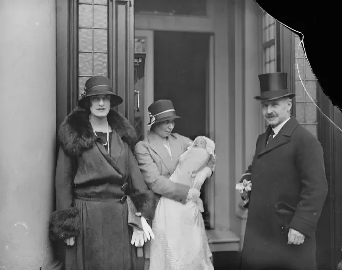 Framed Print : The Earl and Countess of Cavan with their infant daughter. 28 November 1924 Framed Print : The Earl and Countess of Cavan with their infant daughter. 28 November 1924