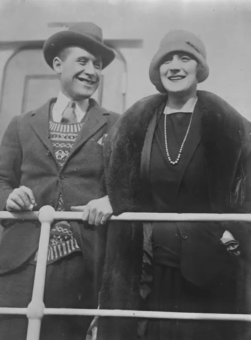 Framed Print : The Earl and Countess of Craven at New York 2 December 1925 Framed Print : The Earl and Countess of Craven at New York 2 December 1925