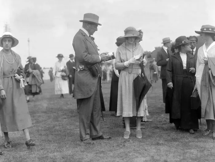 Framed Print : Earl of Lonsdale and Miss Audrey James at Glorious Goodwood Racecourse, West Sussex