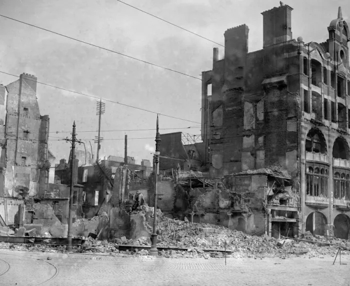 Framed Print : Easter Rising (originally captioned The Dublin rebellion) The ruins of Sackville Street
