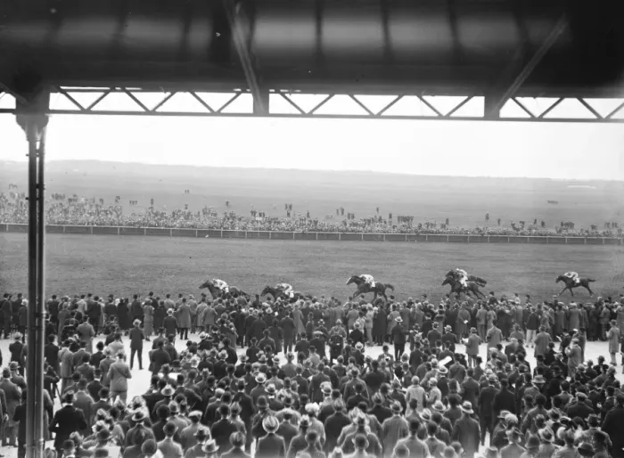 Framed Print : An easy win for Donoghue on Manna in the 2000 guineas 30 April 1925 Framed Print : An easy win for Donoghue on Manna in the 2000 guineas 30 April 1925