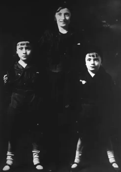 Framed Print : Edda Mussolini with her Brothers dressed as Fascisti. 28 December 1925 Framed Print : Edda Mussolini with her Brothers dressed as Fascisti. 28 December 1925