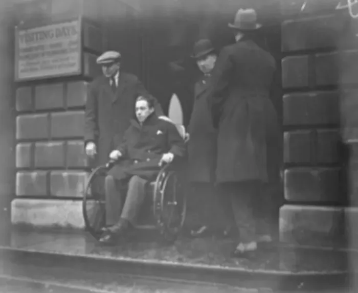 Framed Print : Eddie Vivian removed from hospital to Wimbeldon police court Eddie Vivian, who