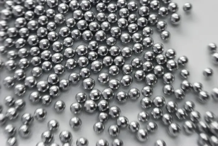 Framed Print : Edible silver balls for cake decorating, Shot with Lensbaby lens for blurred edge effect credit Framed Print : Edible silver balls for cake decorating, Shot with Lensbaby lens for blurred edge effect credit