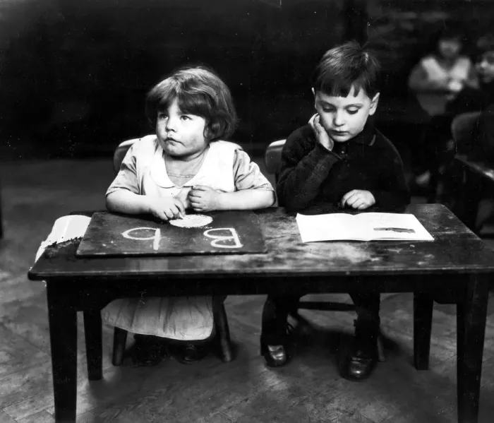 Framed Print : Education Nursery - infants class at Lambeth in 1931 Framed Print : Education Nursery - infants class at Lambeth in 1931