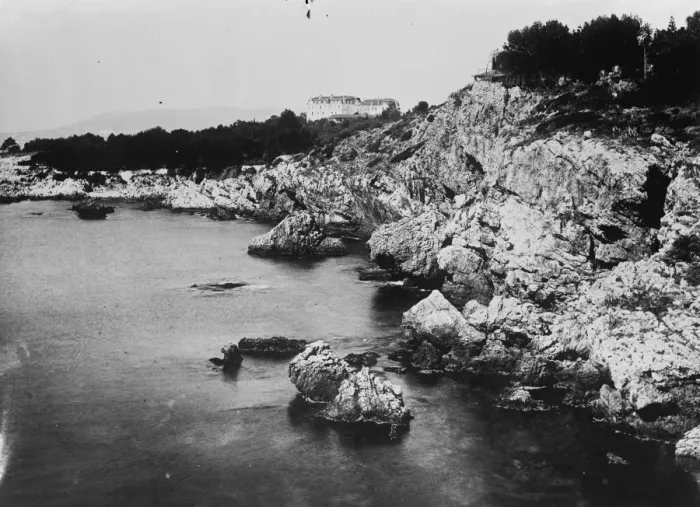 Framed Print : Eilenroc, the magnificent villa at Cap d Antibes. 16 August 1927 Framed Print : Eilenroc, the magnificent villa at Cap d Antibes. 16 August 1927