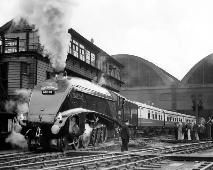 Framed Print : The Elizabethan steam locomotive sets off from Kings Cross Station, London to attempt Framed Print : The Elizabethan steam locomotive sets off from Kings Cross Station, London to attempt