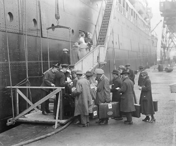 The emgrant ship. Emigrants embarking at Tilbury on the 13 oco ton liner Moreton