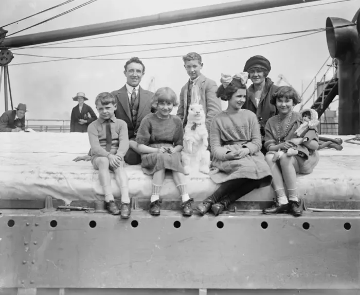 Framed Print : Emigrants leaving Tilbury for Australia on the Large Bay. 5 May 1922 Framed Print : Emigrants leaving Tilbury for Australia on the Large Bay. 5 May 1922
